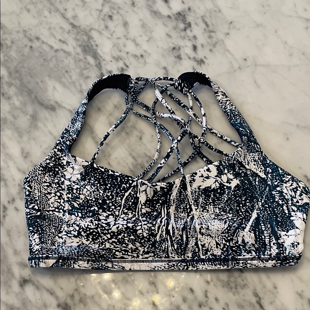 Lululemon Strappy Sports Bra
Size: 6